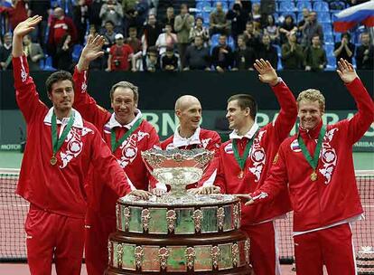 Safin, Tarpischev, el capitán ruso; Davydenko, Yuzhny y Tursunov agradecen, con la Ensaladera, los aplausos del público moscovita.