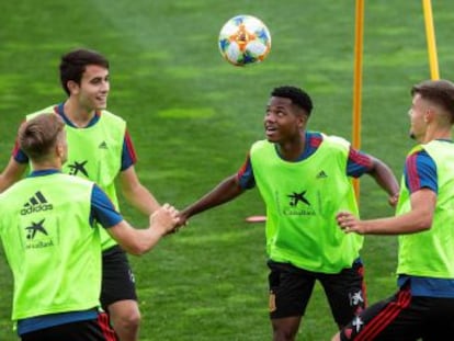 El delantero de 16 años del Barça, convocado con España, ha recorrido desde Guinea hasta Sevilla y el Camp Nou un camino de adversidades con la pelota como vía de escape