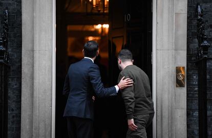 En una intervención solemne en Westminster Hall, el recinto histórico más relevante en la arquitectura británica y el lugar donde reposaron los restos de Isabel II hace apenas unos meses, el dirigente ucranio ha utilizado un inglés impecable para dirigirse a los diputados y lores del Parlamento británico.