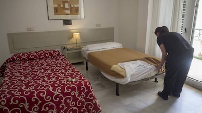 Una camarera hace camas en un hotel de Sevilla.