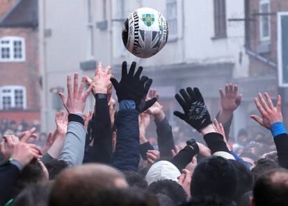 Los jugadores luchan por el balón durante un partido de una modalidad de fútbol denominada Shrovetide, en Ashbourne (Reino Unido).