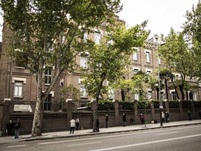 Ciudadanos hacen cola para recoger comida, en Madrid, en abril.