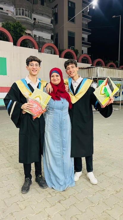 Helmi Hirez, de 19 años (a la izquierda), y su hermano gemelo, Mohamed, celebran con su madre Ibtisam la graduación de secundaria, en 2022 en Ciudad de Gaza.