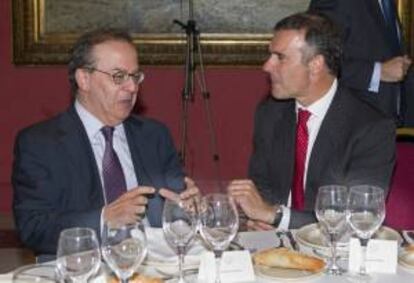 El director general del Fondo de Reestructuracin Ordenada Bancaria, Antonio Carrascosa (i), conversa con Borja Garca Nieto (d), presidente del Crculo Ecuestre de Barcelona.