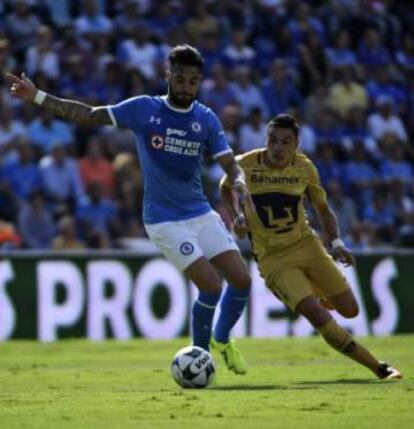 Velázquez y Barrera durante un partido en el estadio Azul