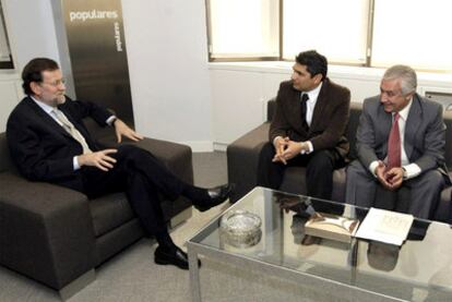 Juan José Cortés, entre Mariano Rajoy y Javier Arenas, en la reunión celebrada en Génova.