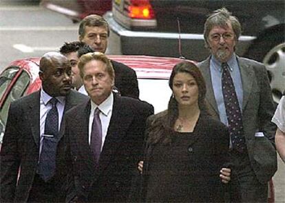 Michael Douglas y Catherine Zeta-Jones llegan al juzgado londinense para declarar contra <i>Hello!</i>