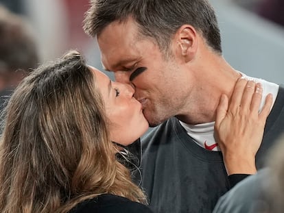 Tom Brady y Gisele Bundchen se besan tras el triunfo de los Buccaneers en la Super Bowl de 2021.