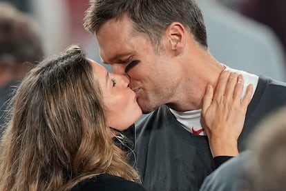 Tom Brady y Gisele Bundchen se besan tras el triunfo de los Buccaneers en la Super Bowl de 2021.