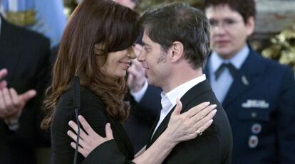 Fernandez abraza a Kicillof en una imagen del mes pasado.