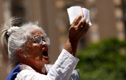 Una mujer sostiene una copia de la Constitución venezolana, durante la manifestación.
