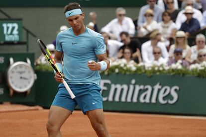 Rafael Nadal celebra seu ponto.