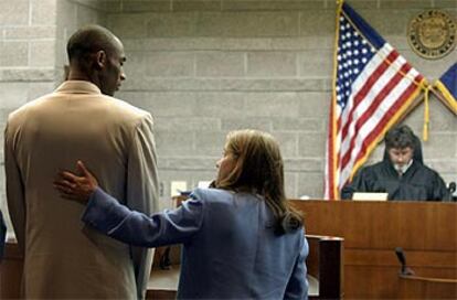 Kobe Bryant, junto a su abogada, durante la vista preliminar de su caso.