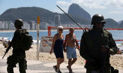 Soldados en la playa de Copacabana, este viernes.