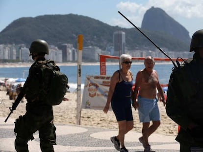 Soldados en la playa de Copacabana, este viernes.