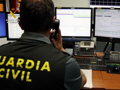 La Guardia Civil investiga delitos de estafa a través de Internet.