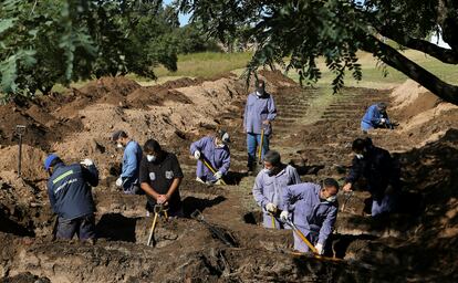 Personal del cementerio de San Vicente cava fosas, en la provincia de Córdoba, el pasado 13 de abril.