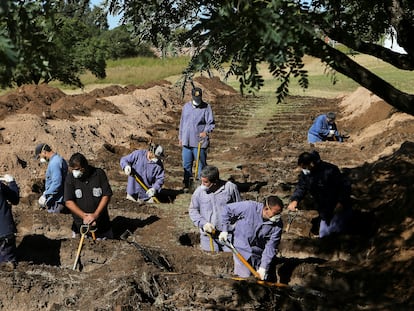 Personal del cementerio de San Vicente cava fosas, en la provincia de Córdoba, el pasado 13 de abril.