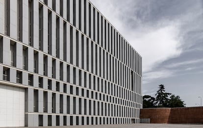 Un contenedor impresionante. Fachada de la Galería de las Colecciones Reales que da al Campo del Moro: monumental y controvertida.