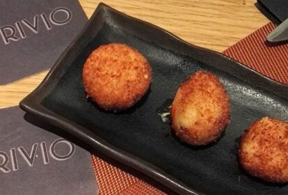 El cocinero Jesús Segura, de La Barra de Trivio (Cuenca), se alzó con el premio en 2016. El secreto de su croqueta es una bechamel muy cremosa, elaborada con mantequilla, un rebozado crujiente que hace con un pan artesanal, que un panadero elabora especialmente para el restaurante, y frita en aceite de oliva virgen. “Las croquetas eran cocina de aprovechamiento, tanto en el relleno como en el rebozado, para el que se utilizaba pan del día anterior rallado. Nosotros evocamos ese sabor empleando solo la corteza de un pan artesanal”, revela el cocinero.