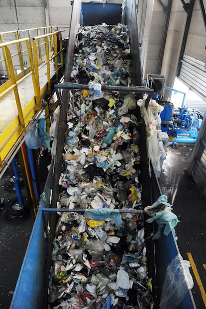 Selección de residuos de plástico durante una campaña contra la contaminación del Mediterráneo en Pisa (Italia).