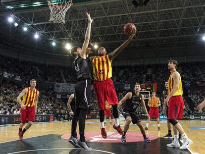 El alero del Barcelona Thomas entra a canasta ante la defensa del montenegrino Marko Todorovic.