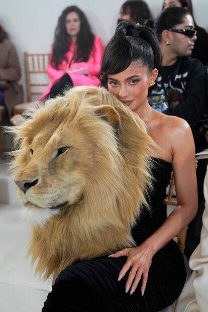 El primer desfile de la semana fue el de Schiaparelli, al que asistieron celebridades como Kylie Jenner. El estilismo de la empresaria no pasó desapercibido. Pero no fue la única que lució el 'look', también lo hizo la modelo Irina Shayk sobre la pasarela.