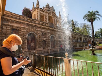 Una de las primeras turistas en visitar el Real Alcázar de Sevilla tras su reapertura, el 15 de junio.