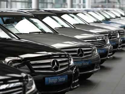 Varios modelos de Mercedes en un concesionario.