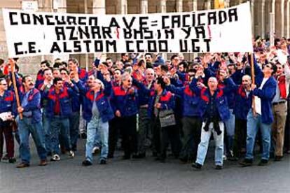 Un grupo de trabajadores de Alstom se manifiesta por las calles de Barcelona.