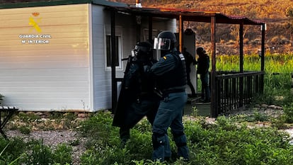 Detenidos el líder y los colaboradores de una "secta destructiva" en la localidad de Escatrón (Zaragoza).