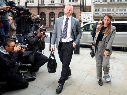 Coleen Rooney llega este lunes al tribunal acompañada de su esposo, el exfutbolista Wayne Rooney