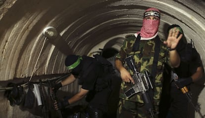 Un combatiente de las Brigadas Ezzedin Al Qasam, brazo armado de Hamás, el lunes en un túnel de Gaza