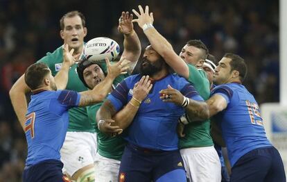 Los jugadores irlandeses y franceses disputan el balón.