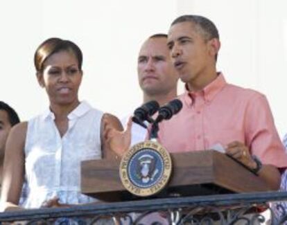 El presidente estadounidense. Barack Obama (d), pronuncia un discurso en compa&ntilde;&iacute;a de la primera dama, Michelle Obama.