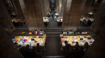 Biblioteca en el Edificio de las Aguas de la universidad Pompeu Fabra.