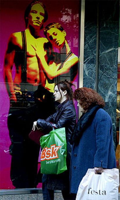 Dos mujeres, ayer, de compras en el centro de Valencia.