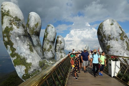 As mãos que sustentam a ponte com o indicador e o polegar são a parte mais espetacular, mas os mais de 10.000 visitantes que visitam a cada dia o complexo turístico também podem contemplar o nariz, as pernas, os olhos e as orelhas do deus.