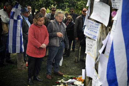 Un grupo de ciudadanos griegos rinden respeto al jubilado de 77 años que se suicidó cerca del Parlamento por la crisis económica.