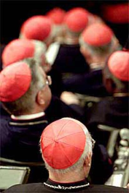 Cardenales en la reunión del consistorio, ayer en el Vaticano.