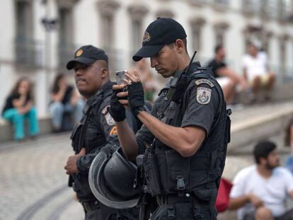Policial militar do Rio de Janeiro tira foto dos arredores da manifestação contra o assassinato da vereadora Marielle Franco, no dia 16 de março.