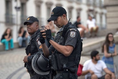 Policial militar do Rio de Janeiro tira foto dos arredores da manifestação contra o assassinato da vereadora Marielle Franco, no dia 16 de março.