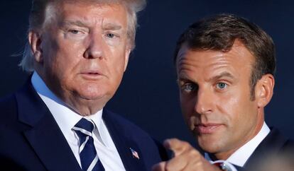 El presidente de EE UU, Donald Trump, junto al presidente de Francia, Emmanuel Macron, durante la cumbre del G7 este domingo. 