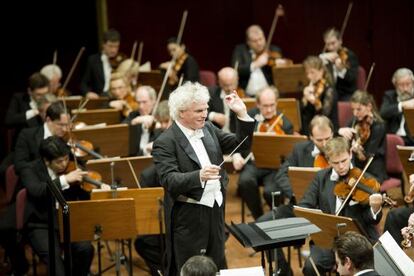 Sir Simon Rattle dirige a la Filarm&oacute;nica de Berl&iacute;n. 