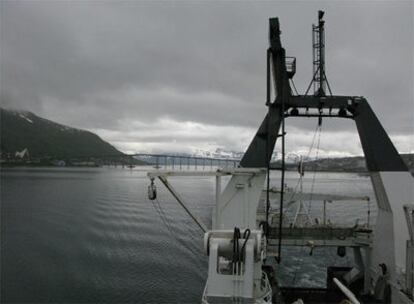 El <i>Jan Mayen</i> zarpa de la costa noruega rumbo al Ártico.