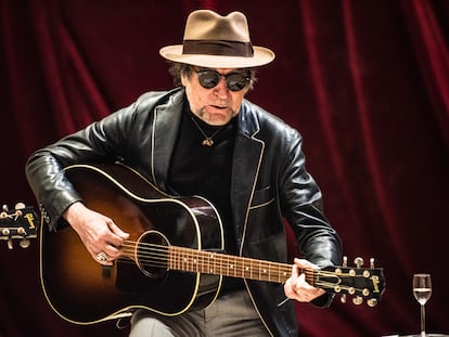 Joaquín Sabina tocando la guitarra en una actuación del documental 'Sintiéndolo mucho'.