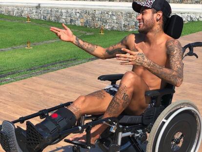 Neymar, convaleciente de su lesión.