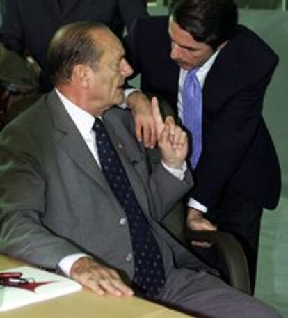 Jacques Chirac (izquierda) y José María Aznar, ayer en Sevilla.