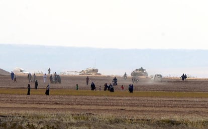 Tanques turcos entran en Siria, de donde huyen civiles, este s&aacute;bado. 