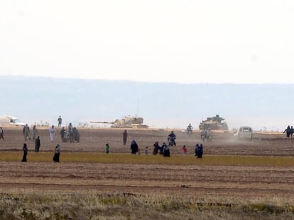 Tanques turcos entran en Siria, de donde huyen civiles, este s&aacute;bado. 